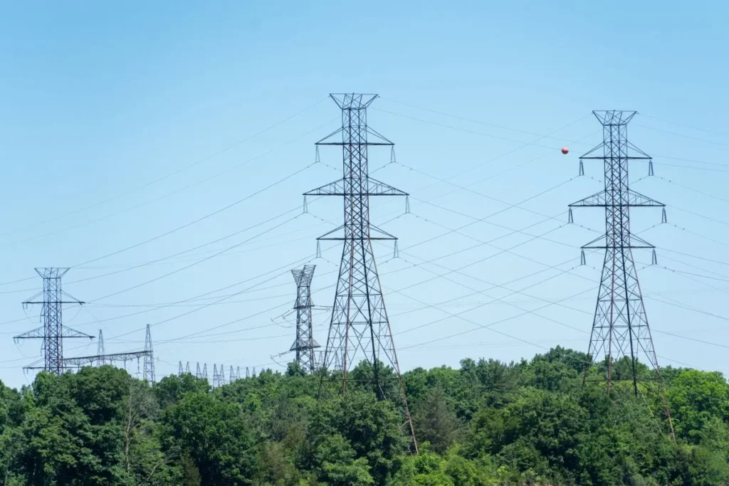 แนวโครงสร้าง Transmission Line ระบบส่งไฟฟ้าแรงสูงที่ลากผ่านพื้นที่ธรรมชาติ
